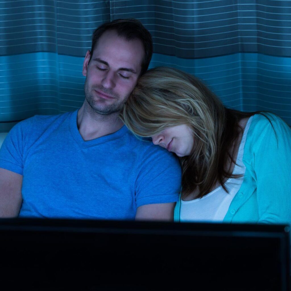 Man en vrouw slapen voor de TV