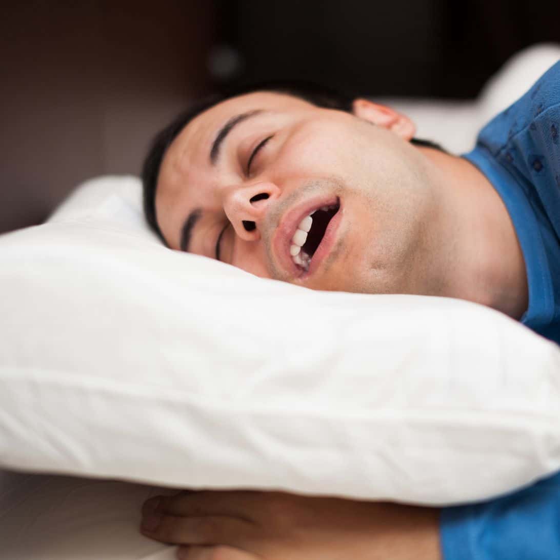 Man is aan het snurken tijdens het slapen