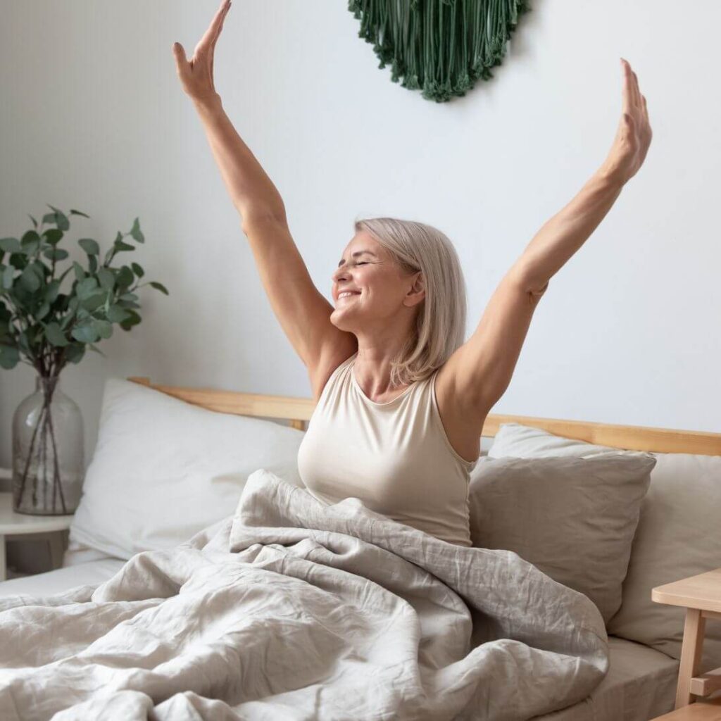 Vrouw wordt uitgerust wakker na goede nachtrust