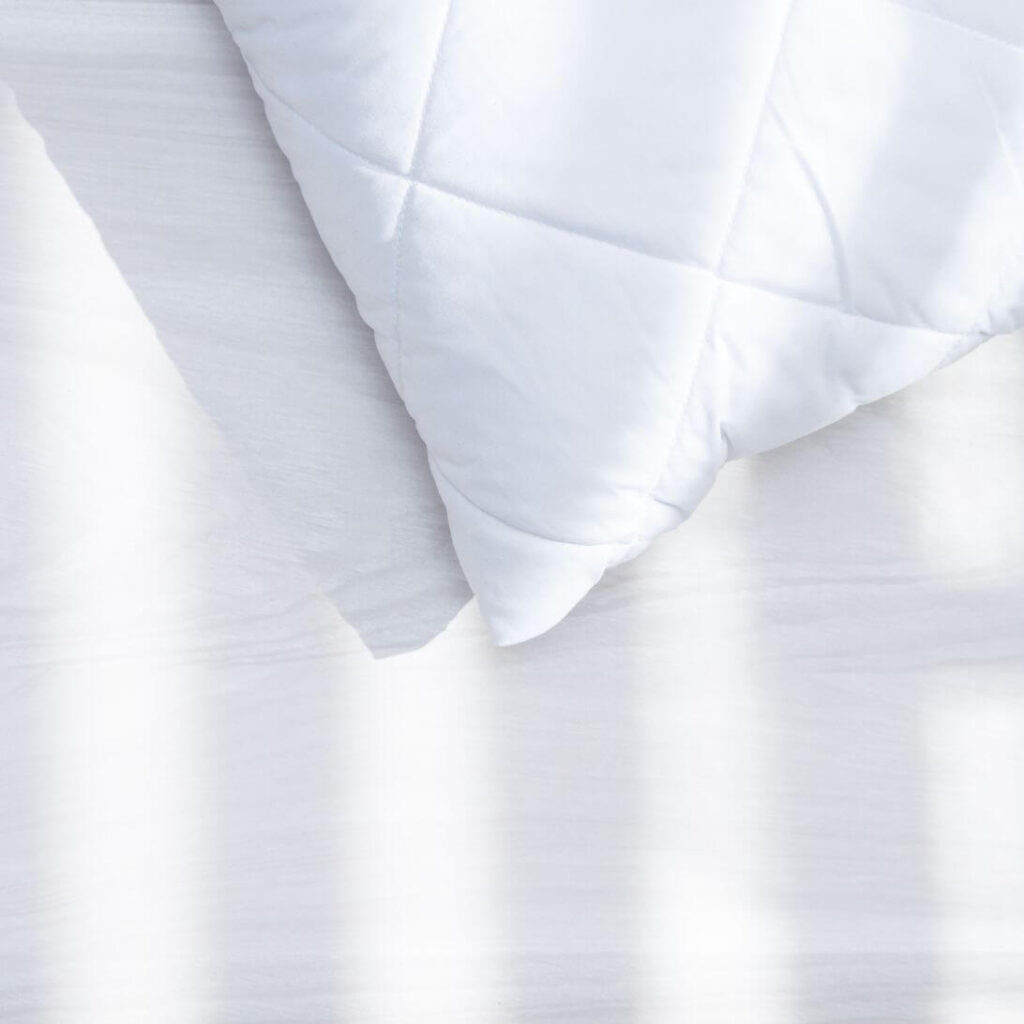 Kussen op verwarmd matras, werkt volgens onderzoek tegen huisstofmijt