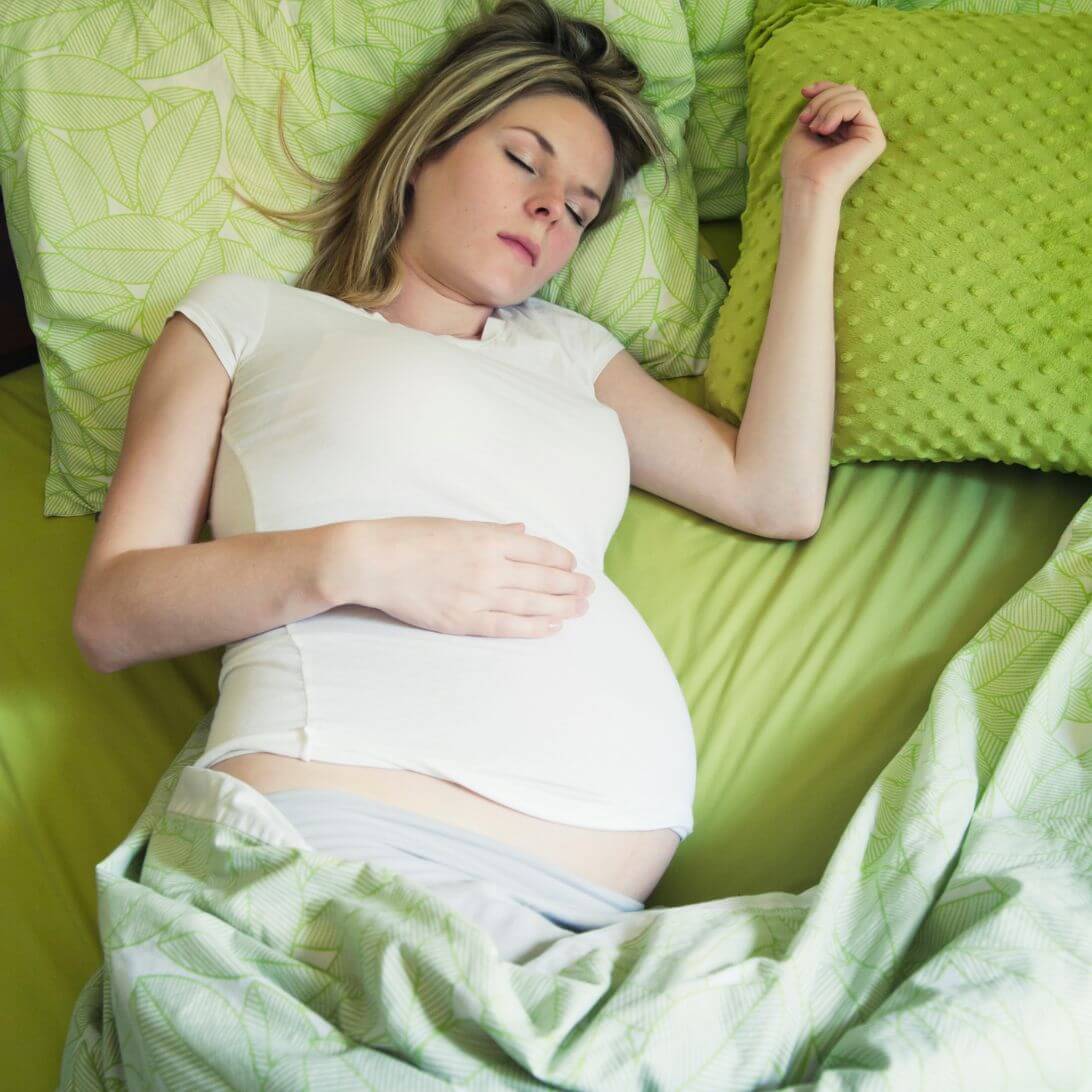 Zwangerschap vrouw in bed